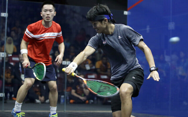 Illustration : Ng Ean Yow, de Malaisie, à droite, et Au Chun Ming, de Hong Kong, lors du match final de squash masculin par équipe aux 18e Jeux asiatiques à Jakarta, en Indonésie, le 1er septembre 2018. (Crédit : AP Photo/Firdia Lisnawati)