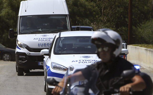 Un policier motocycliste escorte et garde un fourgon de police, Nicosie, Chypre, 24 juin 2019. Illustration (Crédit : Petros Karadjias/AP)