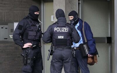 Photo d'illustration : La police lors d'un raid contre une cellule présumée de blanchiment d'argent à Dusseldorf, en Allemagne, le 6 octobre 2021. (Crédit :  AP/Martin Meissner)