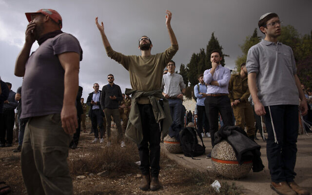 Funérailles d'Eliyahu Kay, un Israélien  de 26 ans, originaire d'Afrique du Sud, au lendemain de son assassinat par un terroriste palestinien dans la Vieille Ville de Jérusalem, le 22 novembre 2021. (Crédit : AP Photo/Oded Balilty)