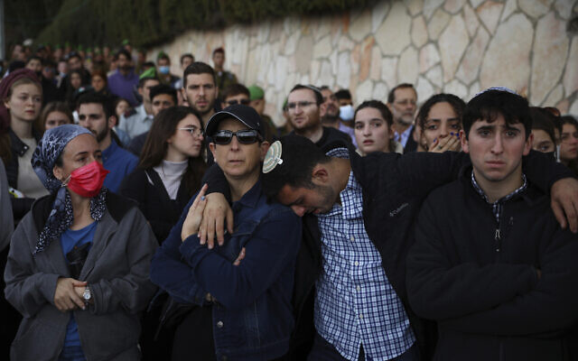 Funérailles d'Eliyahu Kay, un Israélien  de 26 ans, originaire d'Afrique du Sud, au lendemain de son assassinat par un terroriste palestinien dans la Vieille Ville de Jérusalem, le 22 novembre 2021. (Crédit : AP Photo/Oded Balilty)