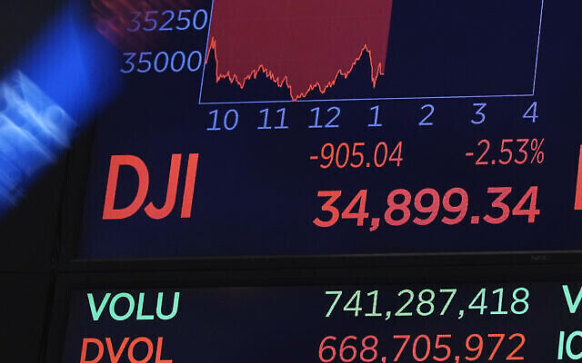 Un écran à la bourse de New York montre, à la fermeture, la valeur de l'indice Dow Jones, le 26 novembre 2021. (Crédit :  AP/Richard Drew)