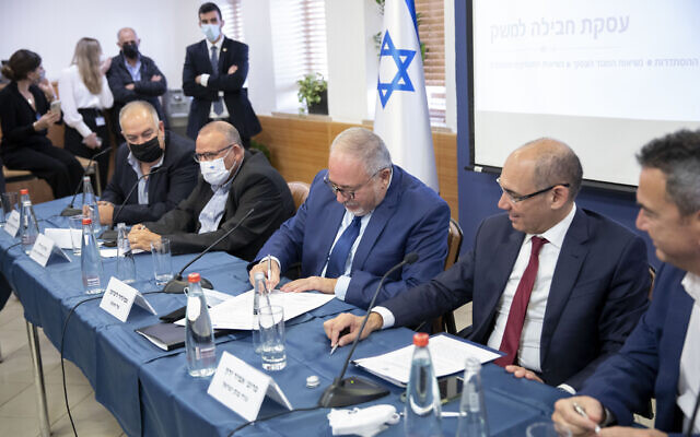 Le ministre des Finances Avigdor Liberman lors d'une conférence de presse dans les bureaux du ministère des Finances à Jérusalem, le 3 novembre 2021, où le gouvernement a annoncé que le salaire minimum passerait à 6 000 NIS d'ici 2025. (Crédit : Olivier Fitoussi/Flash90)