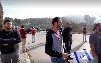 Capture d'écran d'une vidéo d'une manifestation de résidents d'implantation israéliens dans le nord de la Cisjordanie contre les attaques de véhicules par des Palestiniens à coups de pierres, le 25 novembre 2021. (Crédit : Ynet)