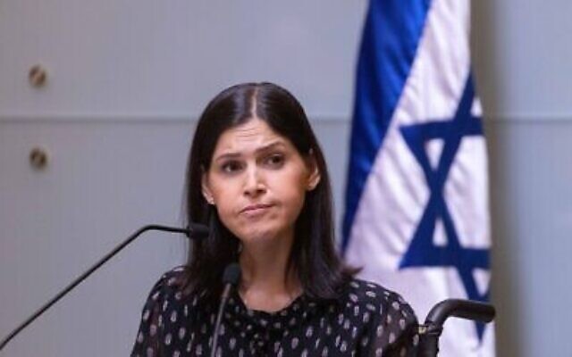 La ministre de l'Énergie Karine Elharrar lors d'une réunion du comité des dispositions, à la Knesset, le 9 juin 2021. (Crédit : Olivier Fitoussi/Flash90)