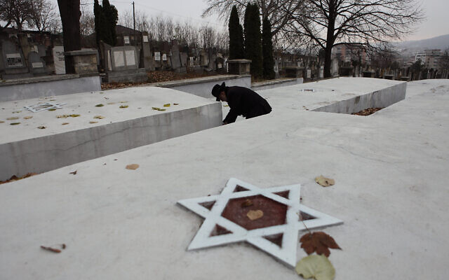 Des Juifs se rendent sur les tombes de proches tués lors de la Shoah pendant la Seconde Guerre mondiale, dans la ville roumaine de Lasi, le 28 novembre 2012. (Yaakov Naumi/Flash90)