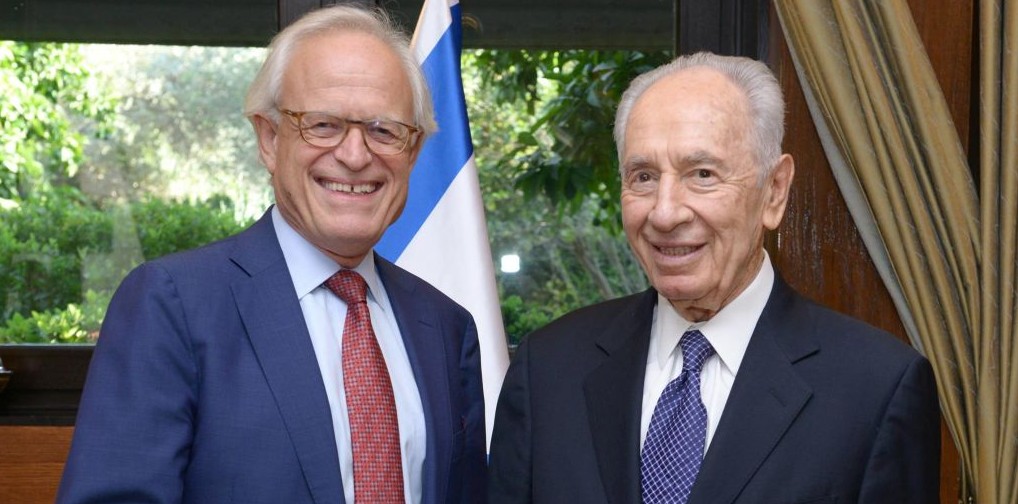 Le président Shimon Peres avec l'envoyé spécial pour les négociations israélo-palestiniennes et ancien ambassadeur américain en Israël Martin Indyk à Jérusalem, le 11 août 2013. (Crédit : Mark Neyman/GPO/FLASH90)