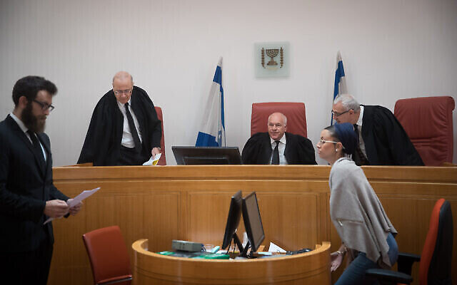 Les juges Uzi Fogelman, au centre, Yosef Elron, à gauche, et Ofer Grosskopf se préparent pour une audience à la Cour suprême de Jérusalem. (Crédit : Yonatan Sindel/FLASH90)