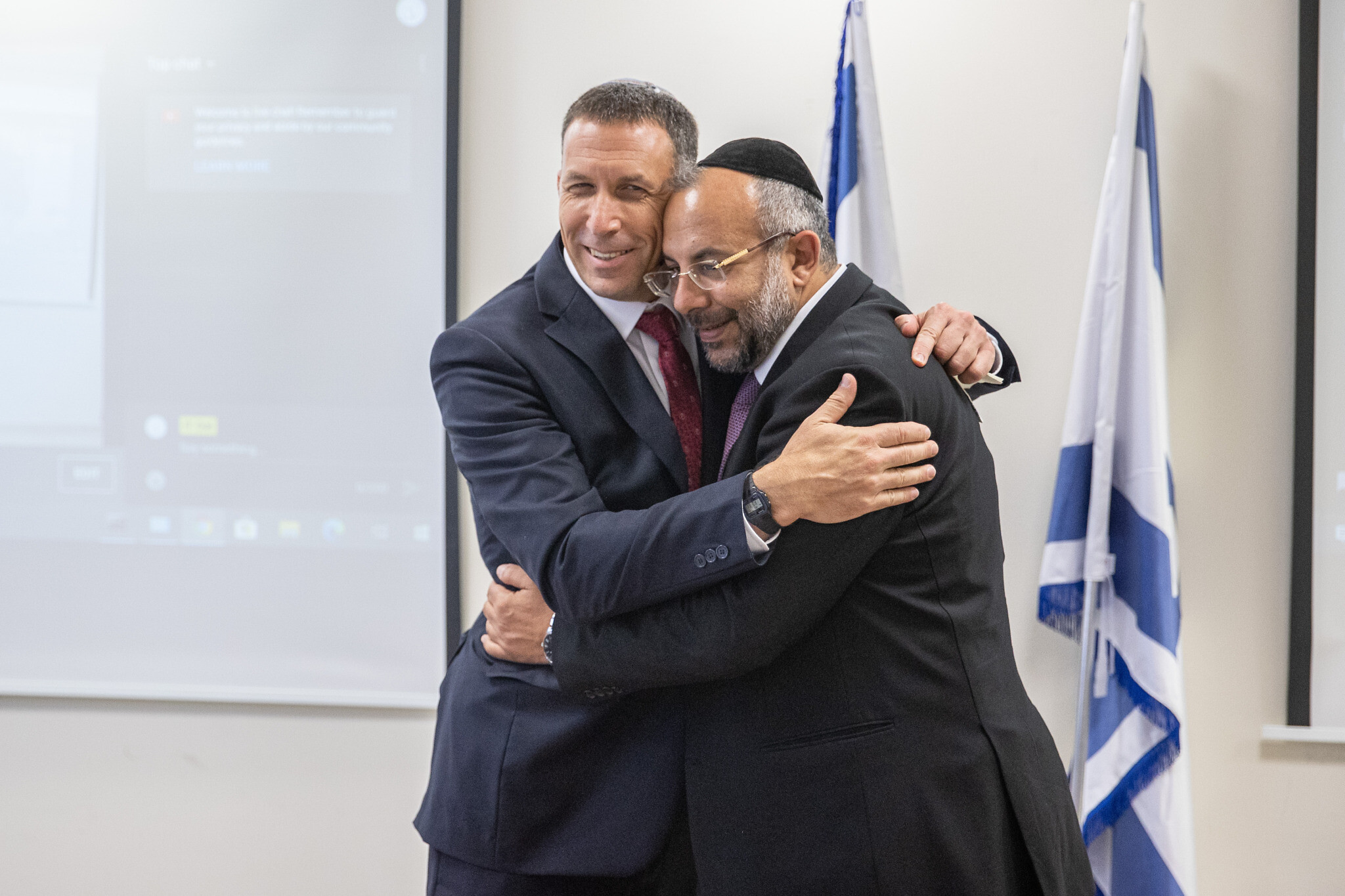 Le nouveau ministre des Services religieux Matan Kahana (Yamina) avec le ministre sortant Yaakov Avitan (Shas), lors de la cérémonie de passation du pouvoir au ministère, le 14 juin 2021. (Crédit : Yonatan Sindel/Flash90)
