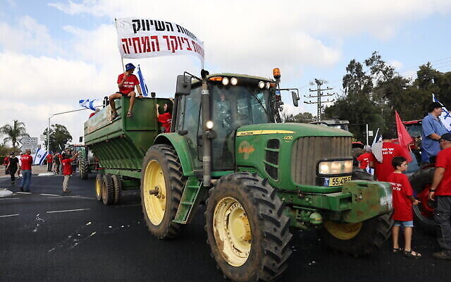 Des agriculteurs bloquant le carrefour Bilu dans le cadre des manifestations organisées dans tout le pays contre le projet des ministères des Finances et de l'Agriculture d'ouvrir le marché des fruits et légumes à l'importation, le 29 juillet 2021. (Crédit : Yossi Aloni/Flash90)
