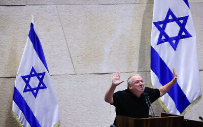 David Amsalem, député du Likud, à la tribune de la Knesset, le 2 septembre 2021. (Crédit : Olivier Fitoussi/Flash90)
