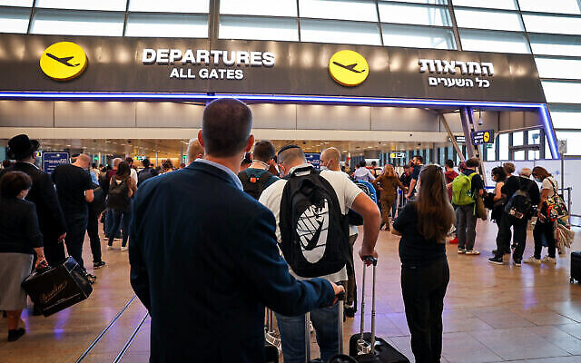 Des voyageurs à l'aéroport Ben Gurion, le 31 octobre 2021. (Crédit : Nati Shohat/ Flash90)