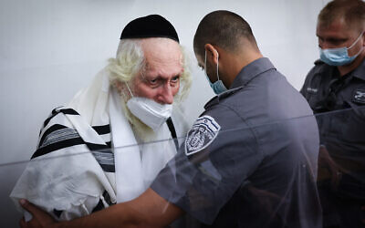Le rabbin Eliezer Berland arrive pour une audience au tribunal à Jérusalem, le 2 novembre 2021. (Crédit : Yonatan Sindel/Flash90)