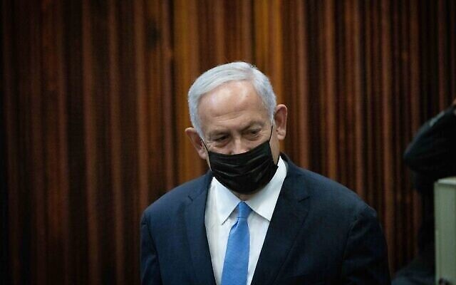 Le chef de l'opposition Benjamin Netanyahu lors d'une séance plénière et d'un vote sur le budget de l'État à la Knesset, le 4 novembre 2021. (Crédit : Yonathan Sindel/Flash90)