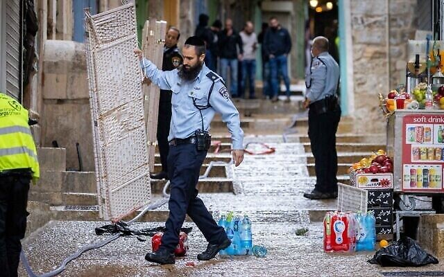 Des agents de police sur les lieux d'un attentat terroriste dans la Vieille Ville de Jérusalem, le 21 novembre 2021. (Crédit Yonatan Sindel/ Flash90)