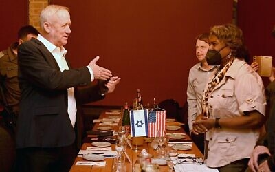 L'ambassadrice des États-Unis auprès de l'ONU, Linda Thomas-Greenfield, rencontre le ministre de la Défense, Benny Gantz, dans le nord d'Israël, le 16 novembre 2021. (Crédit : Matty Stern/ Ambassade des États-Unis à Jérusalem)