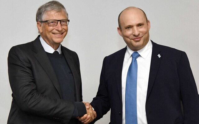 Le Premier ministre Naftali Bennett (à droite) rencontre le cofondateur de Microsoft, Bill Gates, en marge de la conférence sur le changement climatique COP26 à Glasgow, le 2 novembre 2021. (Crédit : Haim Zach/GPO)