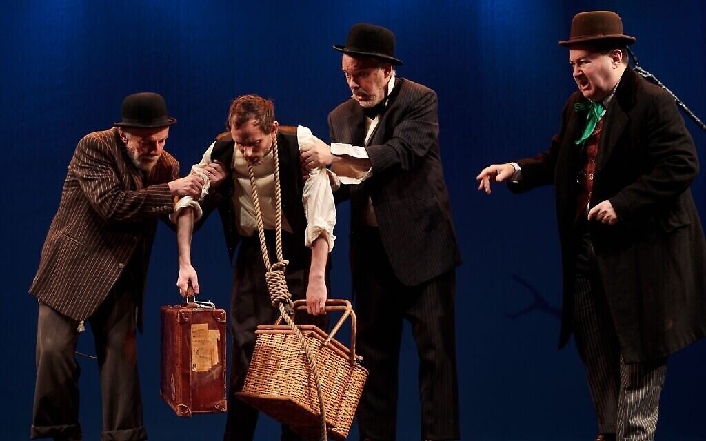 Une scène de la version yiddish de "En attendant Godot" présentée au Théâtre dramatique royal de Stockholm, le 13 novembre 2021. (Crédit : Magnus Swärd/Judisk kultur i Sverige/via JTA)