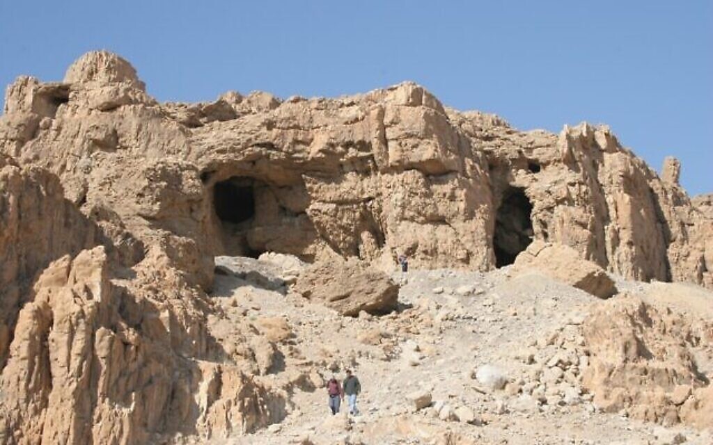 Les célèbres grottes de Qumran, dans lesquelles les manuscrits de la mer Morte ont été découverts en 1947. (Crédit : Shmuel Bar-Am)