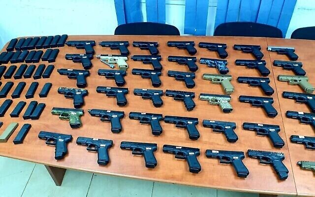 Des dizaines d'armes à feu saisies lors d'une opération de contrebande en provenance du Liban, le 10 juillet 2021. (Crédit : Tsahal)