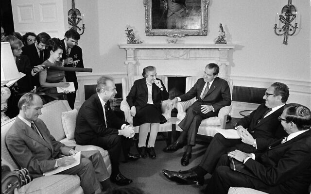 Le président américain Richard Nixon dans le bureau Ovale aux côtés de la Première ministre  Golda Meir et Henry Kissinger, le 1er mars 1973. (Crédit : Karl Schumacher/The Richard Nixon Presidential Library and Museum/ National Archives and Records Administration)