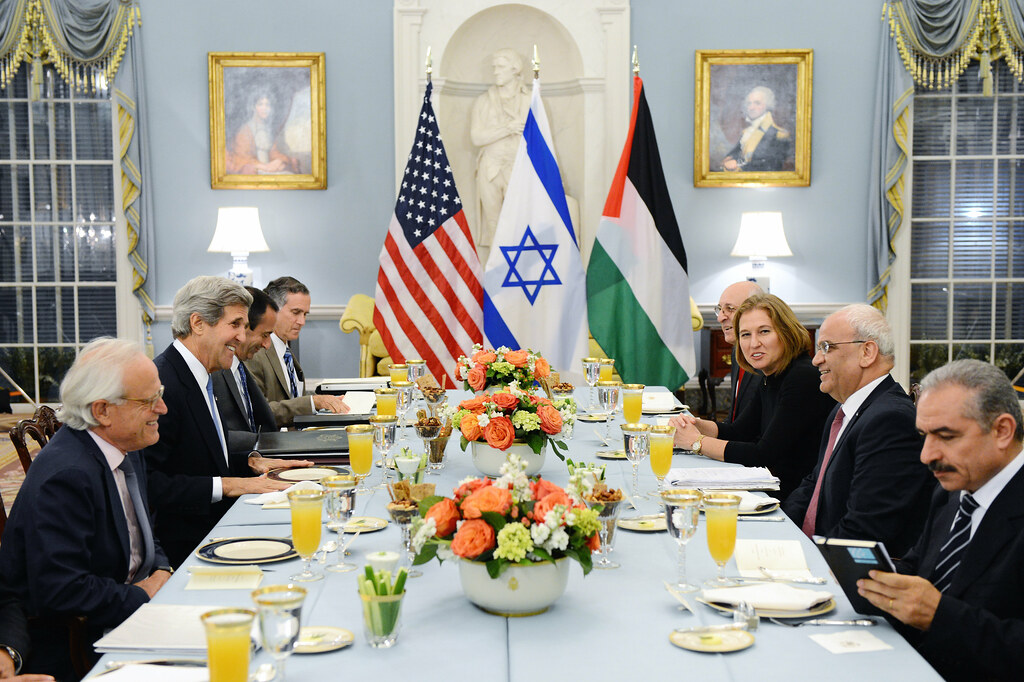 Le déjeuner d'ouverture des dernières négociations israélo-palestiniennes sur le statut final dans la salle à manger du secrétaire d'État. Du côté américain, le secrétaire d'État John Kerry, avec Martin Indyk à sa droite, et de l'autre côté de la table, Tzipi Livni  et Saeb Erekat à sa gauche, le 29 juillet 2013. (Crédit : US State Department)