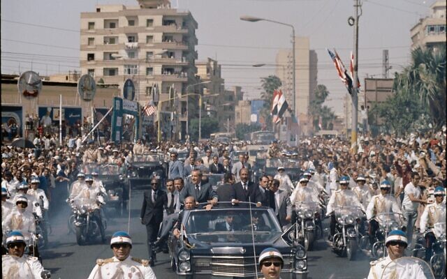 Le président Nixon et le président Sadate sont salués par des millions d'Égyptiens sur la route qui les mène de l'aéroport international du Caire au palais Qubba, le 12 juin 1974. (Crédit :Karl Schumacher/The Richard Nixon Presidential Library and Museum/ National Archives and Records Administration)