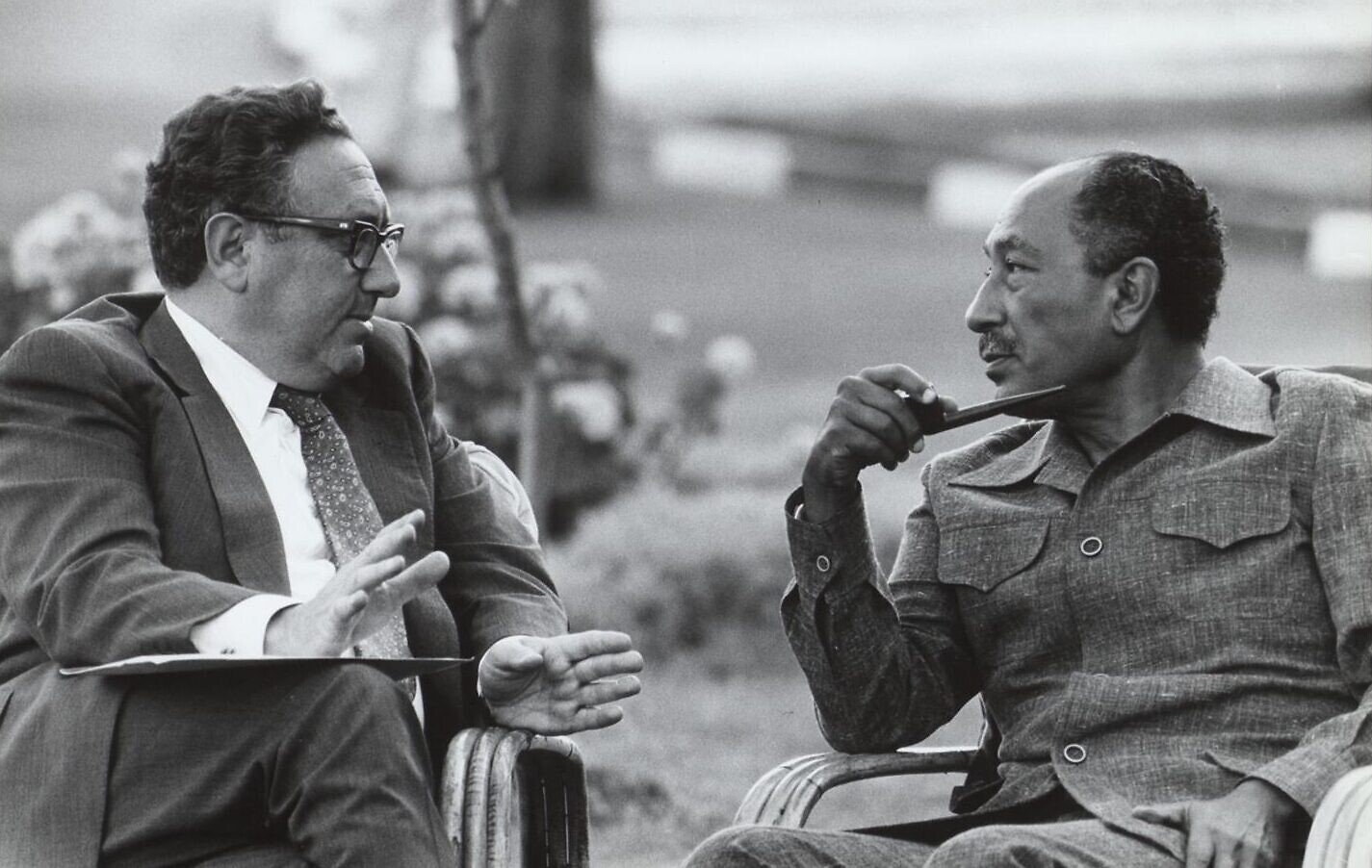 Henry Kissinger avec le président égyptien  Anwar Sadat dans le jardin de sa villa d'été à  la Mamoura, à Alexandrie, le 25 août 1975. (Crédit : David Hume Kennerly White House Photographs/Kissinger Papers at Yale University)