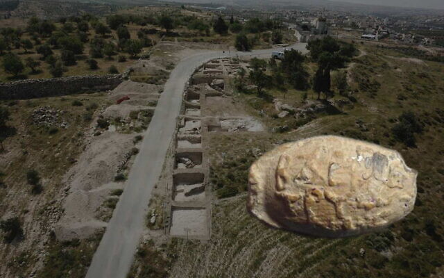 A l'avant : Une pierre de fronde portant le nom de Diodote Tryphon. A l'arrière-fond : Le Tel Zif, dans le sud des collines de Hébron. : (Crédit : Porte-parole de l'Administration civile)