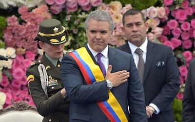 Le président colombien Ivan Duque fait un geste après avoir reçu l'écharpe présidentielle lors de sa cérémonie d'investiture sur la place Bolivar à Bogota, le 7 août 2018. (Crédit : AFP Photo/Raul Arboleda)