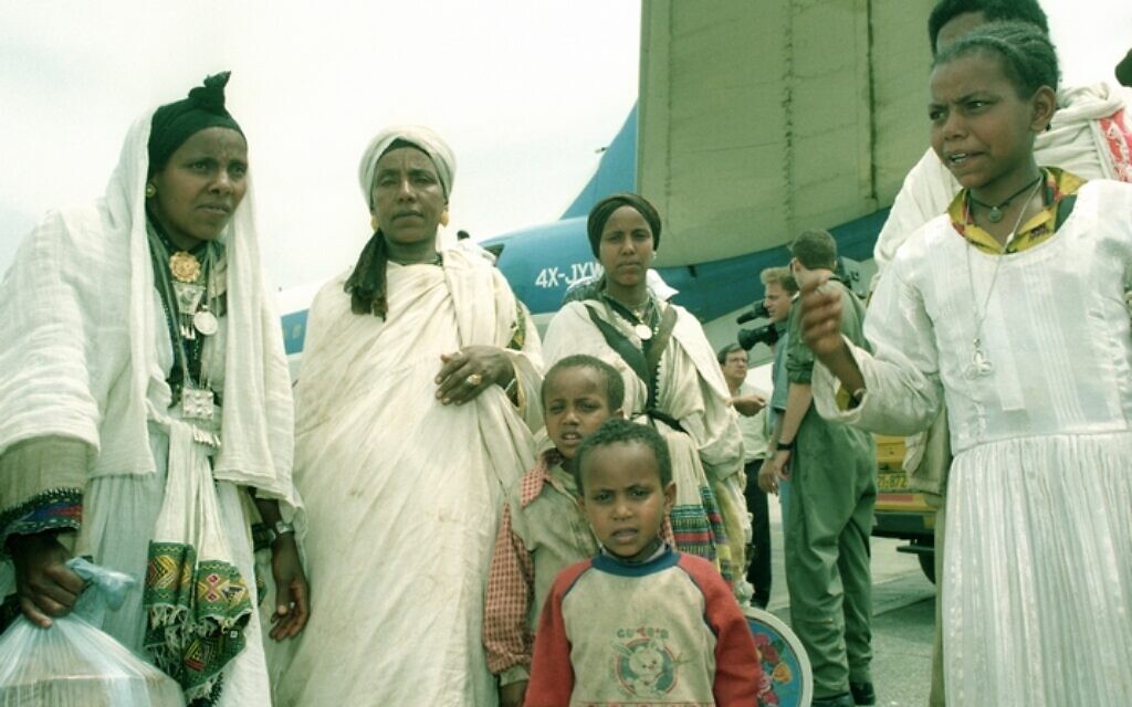In one of the most well orgnized and coordinated operation ever mounted from Israel, 14,400 Ethiopian Jews were airlifted to Israel from Adis Ababa in just one 30-hour period. The transport divisionof the Israel Air Force, together with planes from El-Al, made 40 round trips to the Ethipian capital to bring out almost all the remaining Jews In Ethiopia. One El-Al cargo Jumbo entered an aviation record as it lifted off from Addis airport with 1080 passengers. Most of the aircraft had all their seats removedand the floor of the cabinwas spead with mattresses covered with nylon so that the maximum number of passenger could be accomodared.. Photo shows: families shortly after leaving the plane on their arrival at Eilat airport. 
25/05/91  Copyright © IPPA  20699-005-05
                Photo Gadi Cavallo