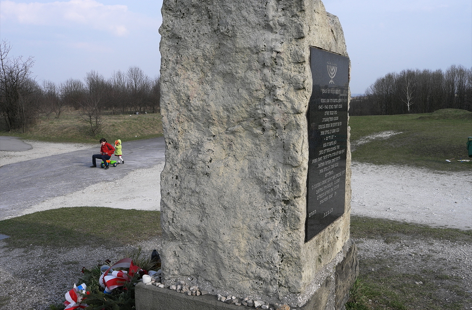 Un mémorial du camp de concentration de Plaszow dédié aux victimes juives du site. (Crédit : Jason Francisco)