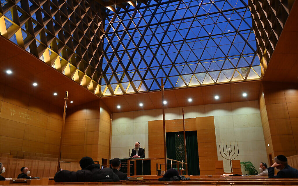 Un rabbin parle de la portion hebdomadaire de la Torah à la synagogue Ohel Jakob de Munich, le 23 novembre 2021. (Crédit : Cnaan Liphshiz/JTA)
