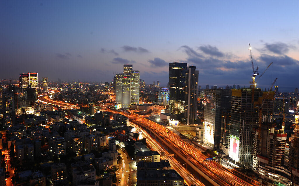 Une photo aérienne de Tel Aviv la nuit. Le 15 avril 2018. (Crédit : Photo de Mendy Hechtman/FLASH90)