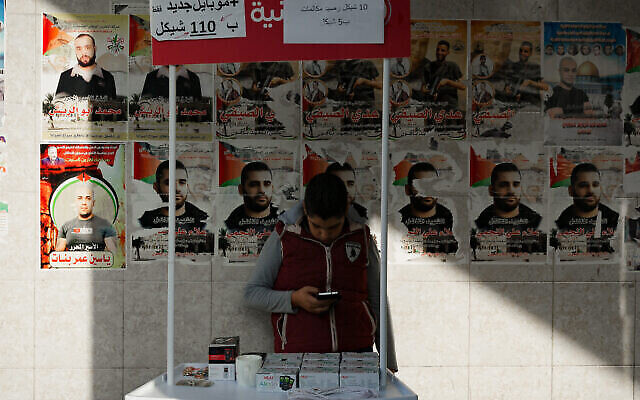 Un vendeur propose des contrats de téléphonie mobile depuis un stand situé dans une rue de Naplouse en Cisjordanie, le 15 novembre 2016. (Crédit : Sebi Berens/Flash90)