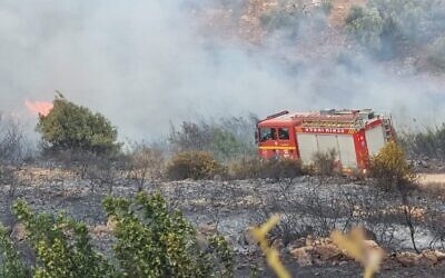 Les pompiers luttent contre un incendie près de Yarka, le 13 novembre 2021. (Crédit : Service des incendies et des secours)