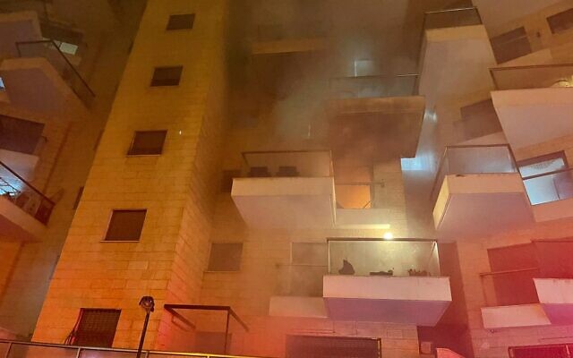 Un incendie dans un immeuble résidentiel de Haïfa, le 19 novembre 2021. (Crédit : Service des incendies et des secours)