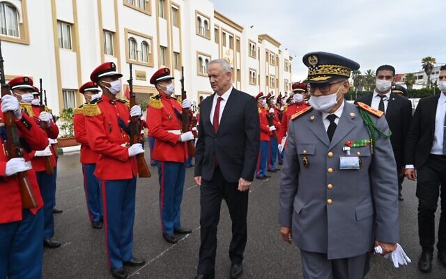 Le ministre de la Défense Benny Gantz, au centre, visite le quartier général des Forces armées royales marocaines à Rabat, le 24 novembre 2021. (Crédit : Ministère de la Défense)