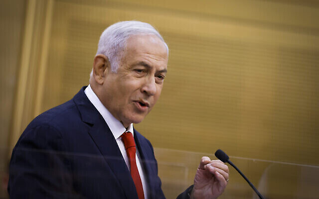 Le chef de l'opposition Benjamin Netanyahu dirige une réunion de la faction du Likud à la Knesset, le 8 novembre 2021. (Crédit : Olivier Fitoussi/Flash90)