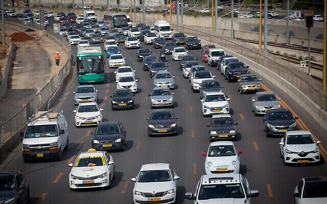 Embouteillages sur l'autoroute Ayalon, le 30 mars 2021. (Crédit : Miriam Alster/FLASH90)