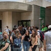 Étudiants sur le campus du Mont Scopus de l'Université hébraïque, le 19 avril 2021. (Olivier Fitoussi/FLASH90)