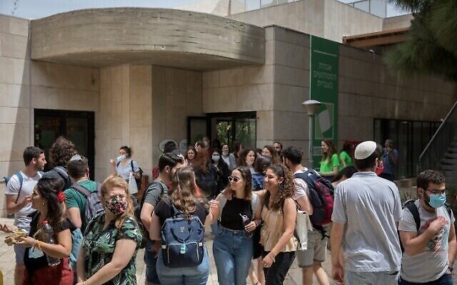 Étudiants sur le campus du Mont Scopus de l'Université hébraïque, le 19 avril 2021. (Olivier Fitoussi/FLASH90)