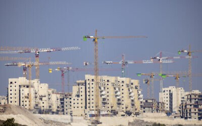 Un chantier de construction dans la ville israélienne de Bet Shemesh, le 5 septembre 2021. (Nati Shohat/Flash90)