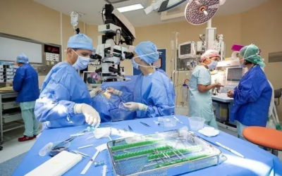 L'équipe du Vincent Daien, chef du service ophtalmologie du CHU de Montpellier, a effectué la première greffe de cornée artificielle en Europe sur un patient atteint de cécité. (Crédit : CHU de Montpellier)