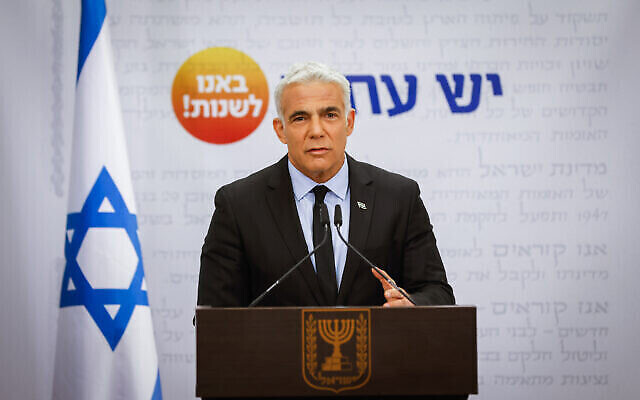 Le ministre des Affaires étrangères Yair Lapid prend la parole lors d'une réunion de la faction Yesh Atid à la Knesset, le 8 novembre 2021. (Crédit : Olivier Fitoussi/Flash90)