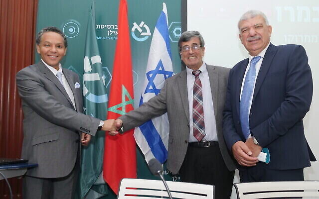 Le Dr Abdellah Ouzitane (à gauche), le Dr Shimon Ohayon et l'envoyé marocain Abderrahim Beyyoud à l'Université Bar-Ilan, le 8 novembre 2021 (Peleg Levy/Université Bar-Ilan).