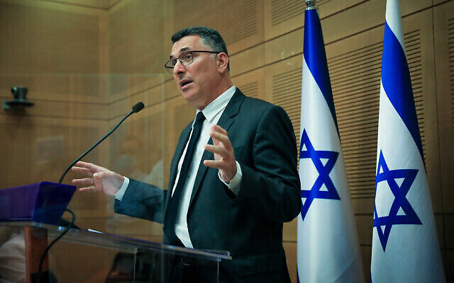 Le ministre de la Justice Gideon Sa'ar dirige une réunion de la faction Nouvel espoir à la Knesset, le 8 novembre 2021. (Olivier Fitoussi/Flash90)