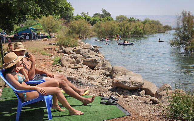Des Israéliens au bord du lac de Tibériade, le 28 août 2020. (Yossi Aloni/Flash90)