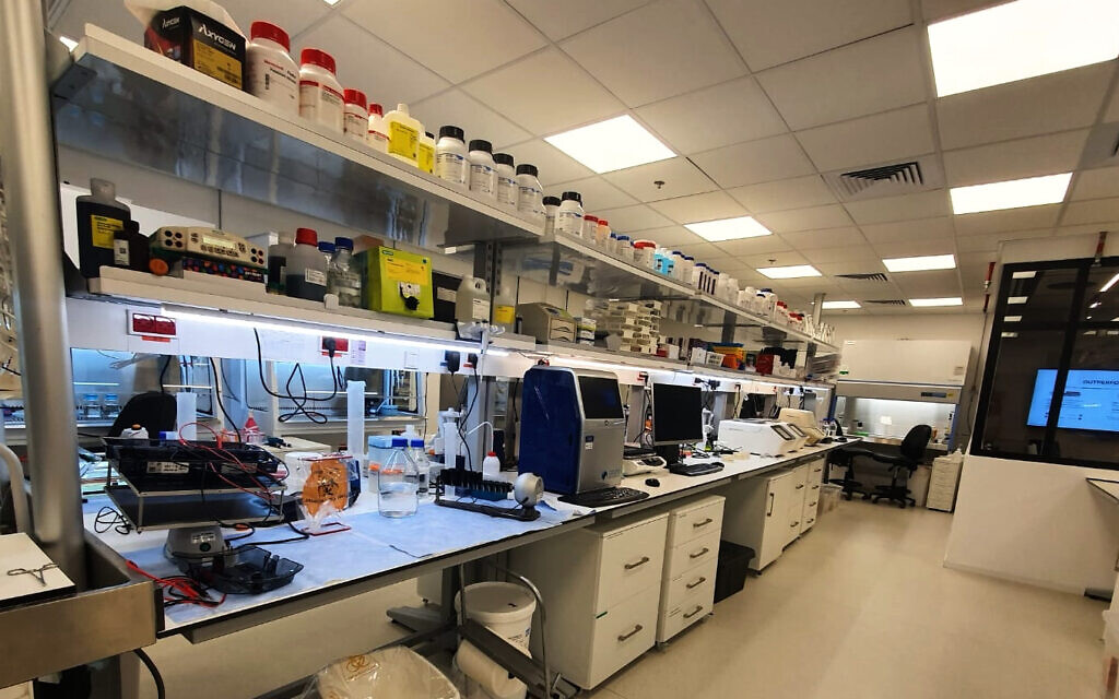 Une section des laboratoires de Remilk dans les bureaux de la startup de technologie alimentaire à Rehovot. (Personnel du Times of Israel)