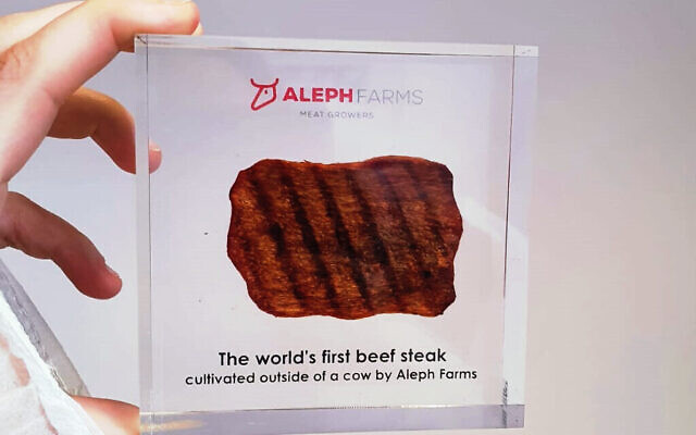 Un steak haché fabriqué à partir de cellules souches par la start-up israélienne de foodtech, Aleph Farms, dans leurs bureaux de Rehovot, en Israël, en novembre 2021. (Crédit : Times of Israel)